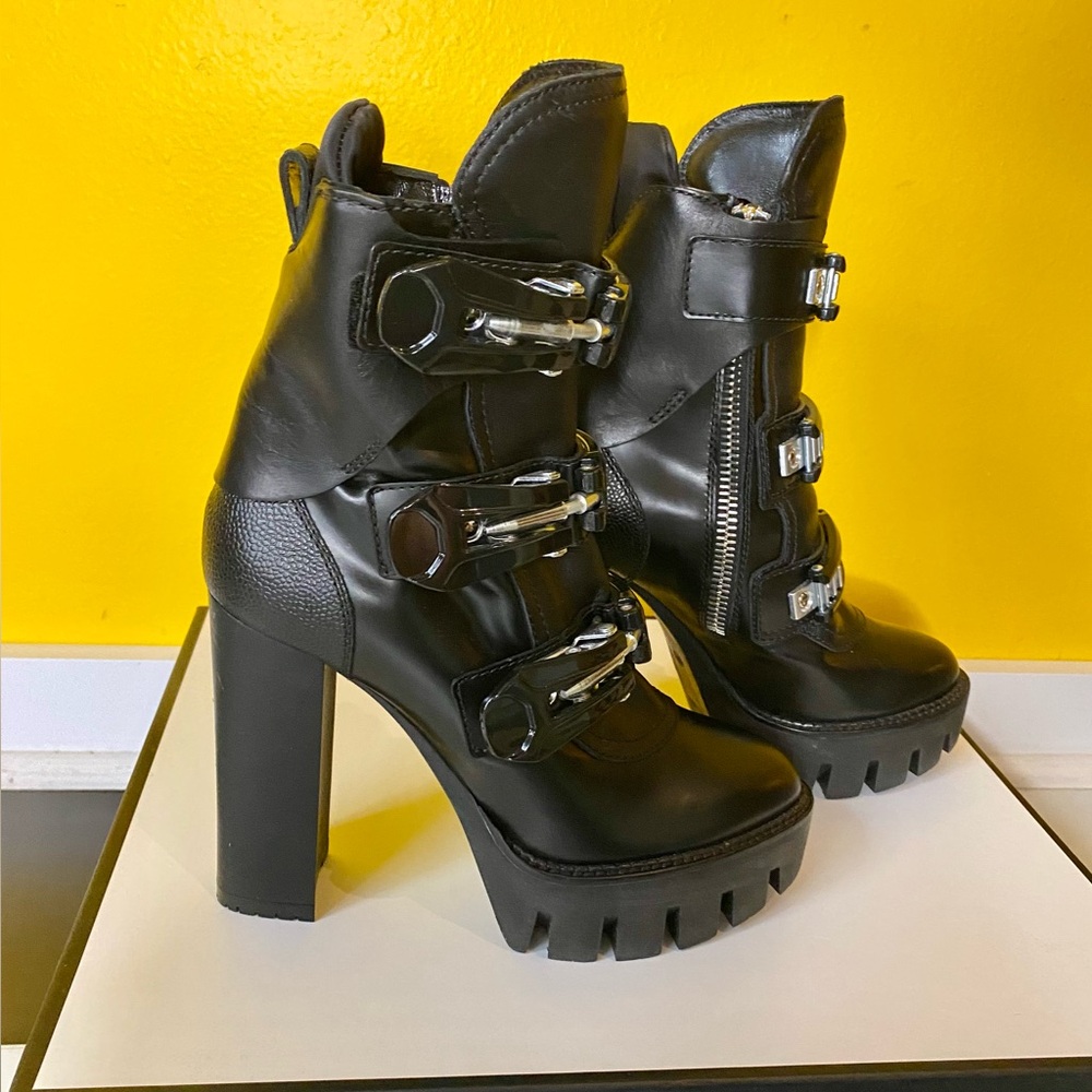 DSQUARED2 Abrasivato Nero Ankle Boots with receipt + packaging 🗃️ LIKE NEW 🗃️ - Picture 3 of 14